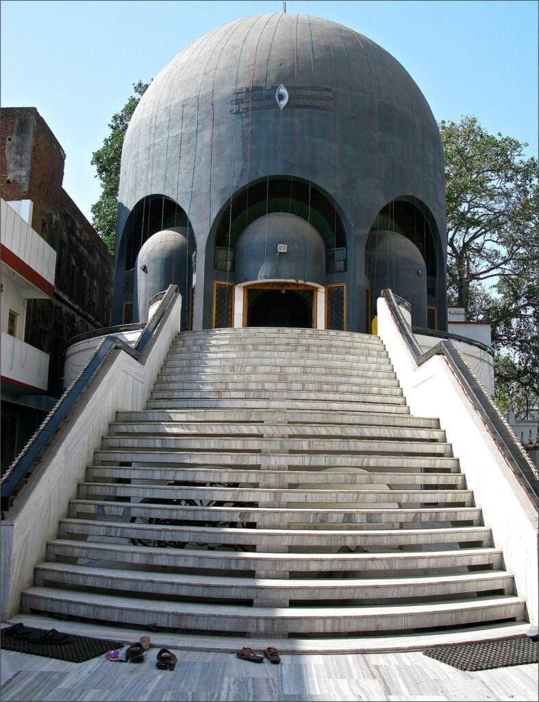 Famous Shiva temple in Varanasi scaled