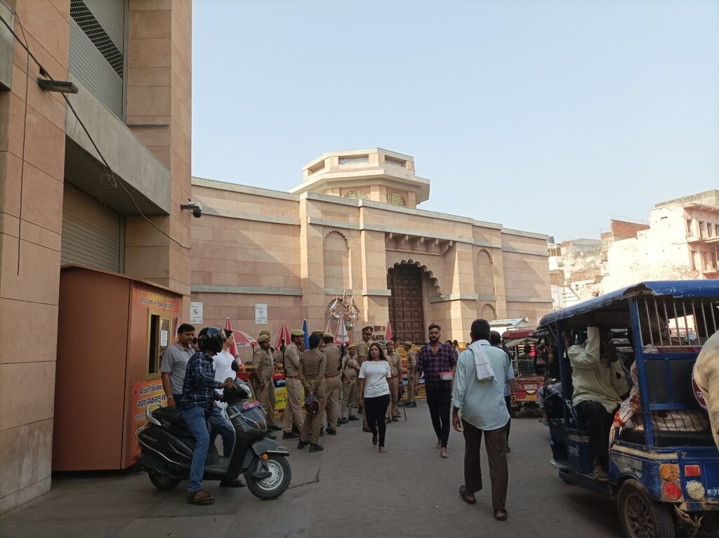 Police on duty in front of Vishwanath Temple Varanasi best 1 scaled